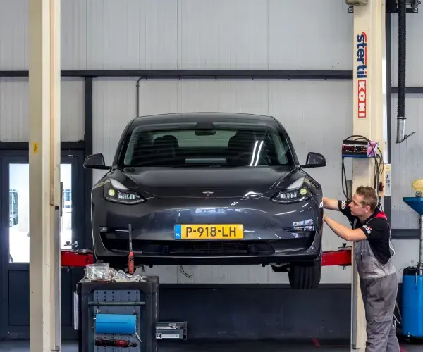 Tesla onderhoud brug